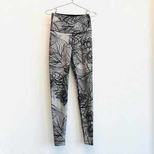 Beyond Yoga Gray & Black Graphic Modern Flower High Rise Leggings